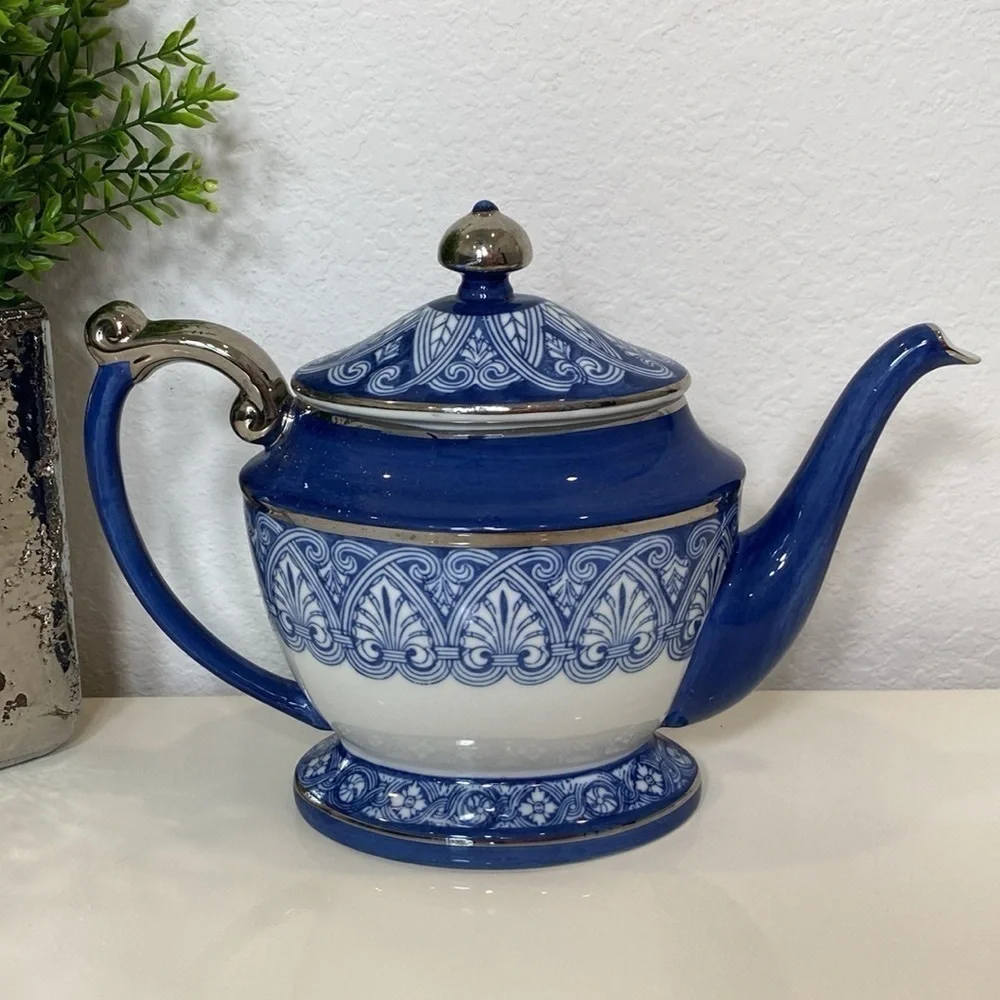 The Bombay Company Vintage Blue and White Teapot‎